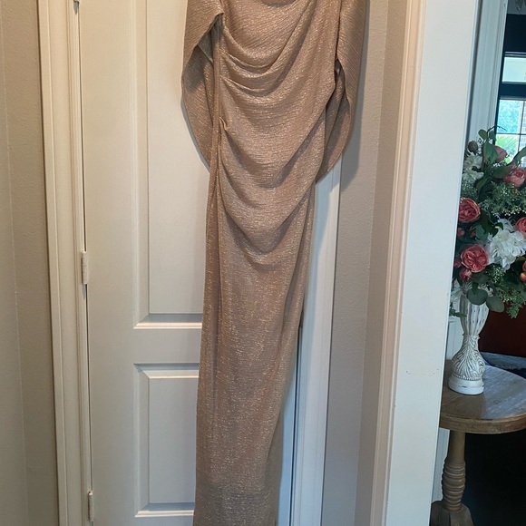 Classy and elegant with beautiful lines.Worn for wedding - Picture 2 of 3